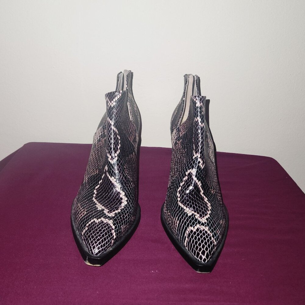 ‼️MAKE AN OFFER‼️Vince Camuto Gigietta V Cut Snakeskin Print Bootie Size 8